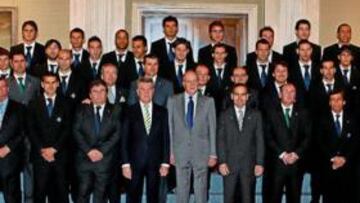 <b>FOTO OFICIAL. </b>Los miembros de la expedición verdiblanca se fotografiaron con Su Majestad el Rey Juan Carlos I en un acto muy emotivo y que estaba programado por el Centenario de la entidad heliopolitana.