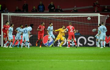 Thomas anot¨® en propia puerta el 1-0 para el Leverkusen.