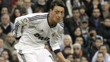 Mesut Özil durante un partido de Liga con el Real Madrid en el Santiago Bernabéu.