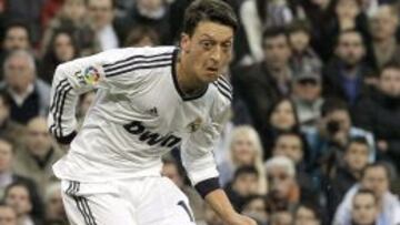 Mesut &Ouml;zil durante un partido de Liga con el Real Madrid en el Santiago Bernab&eacute;u. 