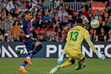 3-0. Raphinha, tras recibir una asistencia de Busquets, supera en el mano a mano a Rui silva.