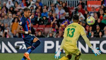 3-0. Raphinha, tras recibir una asistencia de Busquets, supera en el mano a mano a Rui silva.