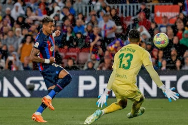 3-0. Raphinha, tras recibir una asistencia de Busquets, supera en el mano a mano a Rui silva.