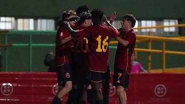 Los jugadores de la Sub-17 celebran un gol (SEFUTBOL).