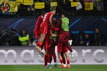 2-1. Fabinho celebra el primer gol.