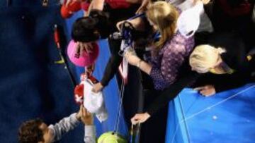 ADMIRADO. Roger Federer firma autógrafos en Melbourne.