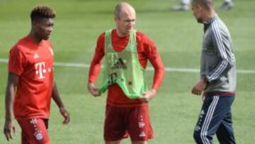 Arjen Robben y David Alaba con Pep Guardiola en la concentración que está realizando el Bayern de Múnich en Doha.