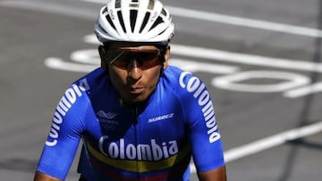 Nairo Quintana durante una competencia de ciclismo de ruta representando a Colombia.