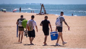 Varias personas acuden a la playa de La Antilla para pasar el día.