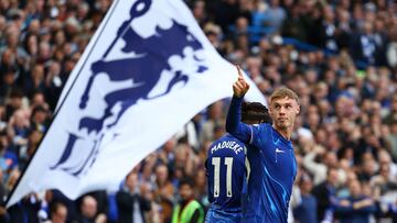 Soccer Football - Premier League - Chelsea v Brighton & Hove Albion - Stamford Bridge, London, Britain - September 28, 2024 Chelsea's Cole Palmer celebrates scoring their third goal Action Images via Reuters/Matthew Childs EDITORIAL USE ONLY. NO USE WITH UNAUTHORIZED AUDIO, VIDEO, DATA, FIXTURE LISTS, CLUB/LEAGUE LOGOS OR 'LIVE' SERVICES. ONLINE IN-MATCH USE LIMITED TO 120 IMAGES, NO VIDEO EMULATION. NO USE IN BETTING, GAMES OR SINGLE CLUB/LEAGUE/PLAYER PUBLICATIONS. PLEASE CONTACT YOUR ACCOUNT REPRESENTATIVE FOR FURTHER DETAILS..