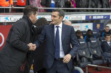 Saludo de los entrenadores Simeone y Valverde