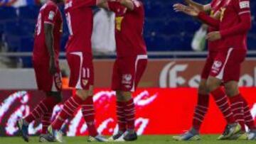  Los jugadores del Sevilla felicitan al croata Ivan Rakitic tras marcar el segundo gol ante el Espanyol. 