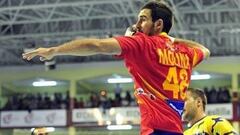 El jugador de balonmano Carlos Molina, durante un partido con la selecci&oacute;n espa&ntilde;ola.