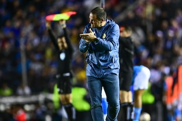 Andre Soares Jardine head coach of America during the Semifinal second leg match between Cruz Azul and America as part of the Liga BBVA MX, Torneo Apertura 2024 at Ciudad de los Deportes Stadium on December 08, 2024 in Mexico City, Mexico.