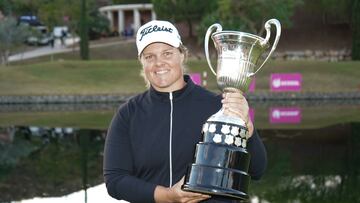 BENAHAV?S (M?LAGA), 27/11/2022.- La golfista sueca Caroline Hedwalle posa con el trofeo de ganadora del torneo Andaluc¨ªa Costa del Sol-Abierto de Espa?a de golf, este domingo en Benahav¨ªs, M¨¢laga. EFE/ Rafael Espa?a