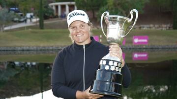 BENAHAVÍS (MÁLAGA), 27/11/2022.- La golfista sueca Caroline Hedwalle posa con el trofeo de ganadora del torneo Andalucía Costa del Sol-Abierto de España de golf, este domingo en Benahavís, Málaga. EFE/ Rafael España
