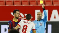 Soccer Football - Copa del Rey - Semi Final First Leg - Sevilla v FC Barcelona - Ramon Sanchez Pizjuan, Seville, Spain - February 10, 2021 Sevilla&#039;s Joan Jordan is shown a yellow card by referee Antonio Mateu Lahoz REUTERS/Marcelo Del Pozo