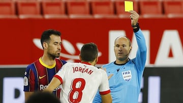 Soccer Football - Copa del Rey - Semi Final First Leg - Sevilla v FC Barcelona - Ramon Sanchez Pizjuan, Seville, Spain - February 10, 2021 Sevilla's Joan Jordan is shown a yellow card by referee Antonio Mateu Lahoz REUTERS/Marcelo Del Pozo