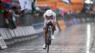 Juan Ayuso cruza la meta de la décima etapa del Giro, una contrarreloj de 28,6 kilómetros.