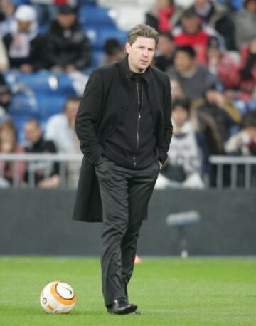 Dmitry Piterman ha sido uno de los personajes m¨¢s pol¨¦micos del f¨²tbol espa?ol en lo que llevamos de siglo. El empresario ucraniano compr¨® el Racing de Santander y el Alav¨¦s con la intenci¨®n de ser entrenador a pesar de no tener licencia. Los resultados de este experimento fueron desastrosos.