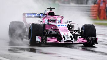 Force India's Mexican driver Sergio Perez drives as it rains during the first practice session at the Autodromo Nazionale circuit in Monza on August 31, 2018 ahead of the Italian Formula One Grand Prix. (Photo by Miguel MEDINA / AFP)