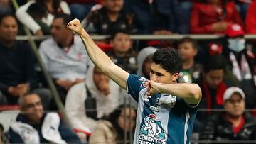 MEX8210. TOLUCA (MÉXICO), 27/10/2022.- Nicolás Ibañez del Pachuca celebra un gol anotado al Toluca, durante el juego de ida de la final del torneo Apertura 2022 de la Liga MX, en el estadio Nemesio Diez de Toluca, Estado de México (México). EFE/Alex Cruz