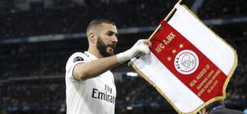 Benzema, con el banderín conmemorativo del partido.