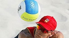 <b>VOLEY-PLAYA. </b>Javier Bosma y su compañero Pablo Herrera se han garantizado ya el diploma olímpico al acceder a los cuartos de final.