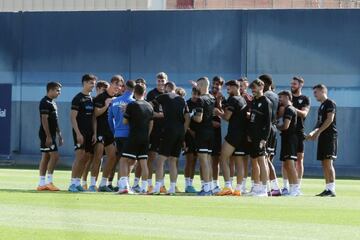 Los jugadores del Málaga le hacen un pasillo a Guede antes del entrenamiento de ayer.