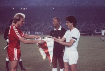 Intercambio de banderines entre Rummenigge y Benito en un Bayern Múnich-Real Madrid en 1980.