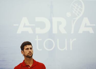Los meses de cuarentena afectaron a un Djokovic que se metió en mil charcos. Empezó por poner en duda la necesidad de vacunarse para evitar el coronavirus y patinó con su comportamiento una vez que se le levantaron las restricciones. Tras pasar el confinamiento en Marbella, volvió a Serbia y la lío. Estuvo en contacto con otros deportistas sin protección y a abrazo limpio, y organizó una minigira, el Adria Tour, con público y sin mascarillas, que tras pasar por Belgrado y Zadar dejó tras de sí un reguero de positivos, entre ellos el su esposa y él mismo. 