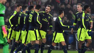 Lucas Pérez hace un hat-trick y mete al Arsenal como primero