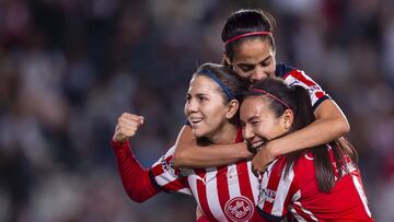 Jugadoras de Chivas festejan el tercer gol en contra de las Tuzas del Pachuca.