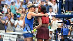 Caroline Wozniacki y Coco Gauff se abrazan tras enfrentarse en el US Open.