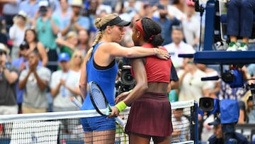 Caroline Wozniacki y Coco Gauff se abrazan tras enfrentarse en el US Open.