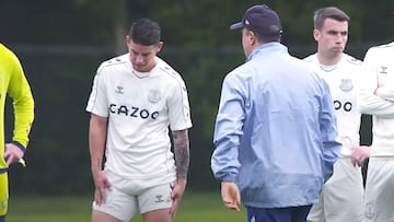 James y Rafa Benítez en Everton