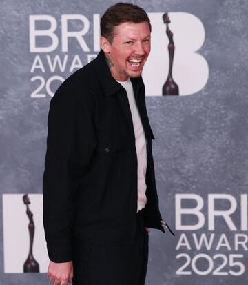 Professor Green posa en la alfombra de los Brit Awards 2025.