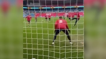 Es una bestia del gol: Haaland marcando en práctica