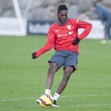 BONITO DUELO. Iñaki Williams intentará batir a Memo Ochoa.