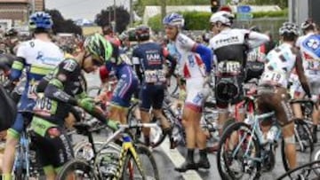 Accidentado. Los ciclistas tratan de reemprender la marcha después de una de las montoneras que se registraron camino de Amiens.