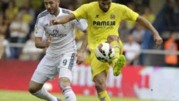 Musacchio pelea con un bal&oacute;n con Benzema en un Villarrea-Real Madrid. 