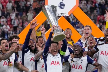 Los jugadores del Tottenham desataron la euforia tras conquistar la Europa League en una noche mágica en San Mamés. Abrazos, cánticos y emoción pura sobre el césped que fue testigo de su gesta histórica.