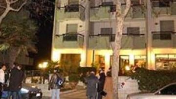 <b>TRAGEDIA. </b>La policía custodia la entrada en la residencia de Rimini Le Rose, donde se encontró el cuerpo sin vida de Pantani.