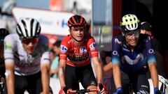Sepp Kuss cruza la meta de la Cruz de Linares acompañado de Juan Ayuso y Enric Mas para salvar un día más el maillot rojo de La Vuelta 2023.