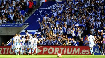 Alegría de los jugadores de la Real Sociedad por el gol 1-0