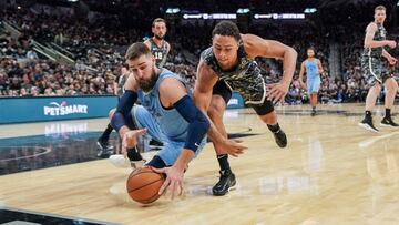Los San Antonio Spurs y los Memphis Grizzlies, durante el partido de la pasada madrugada en el AT&T Center