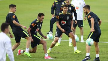 La selecci&oacute;n brasile&ntilde;a se entrena en el estadio Centenario en Montevideo para el partido ante Uruguay.