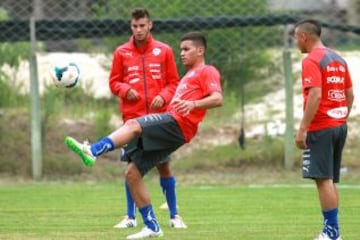 La selección chilena Sub 20 ya se prepara en Uruguay para el debut con Brasil este jueves a las 19:00.