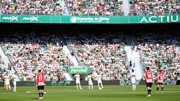 ELCHE, SPAIN - OCTOBER 19: Players stand still during the first fifteen seconds of the match in protest at the decision to play a La Liga game in Miami during the LaLiga EA Sports match between Elche CF and Athletic Club at Estadio Manuel Martinez Valero on October 19, 2025 in Elche, Spain. (Photo by Aitor Alcalde/Getty Images)