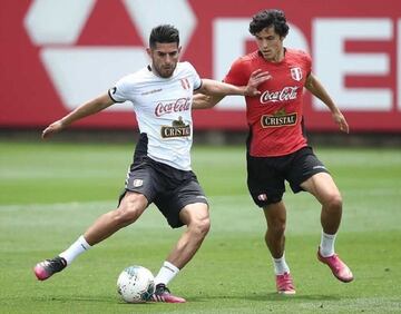 Sebastien Pineau (derecha) junto a Carlos Zambrano durante los entrenamientos de la selección peruana.